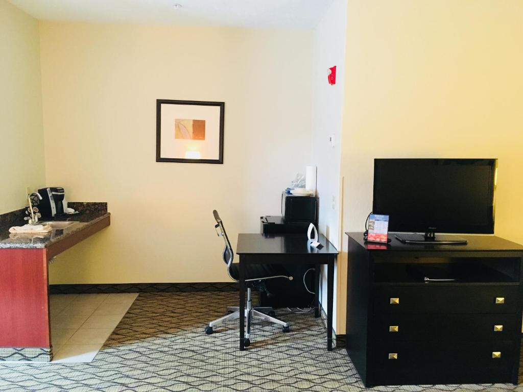 Holiday Inn Express Hotel & Suites Cadillac, an IHG Hotel photo 2