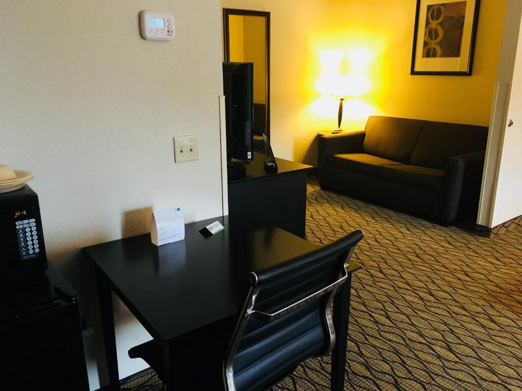 Holiday Inn Express Hotel & Suites Cadillac, an IHG Hotel photo 1