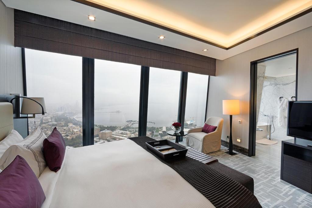 Сьюит (Люкс «Фэйрмонт Голд» с 1 спальней и видом на море), Отель Fairmont Baku