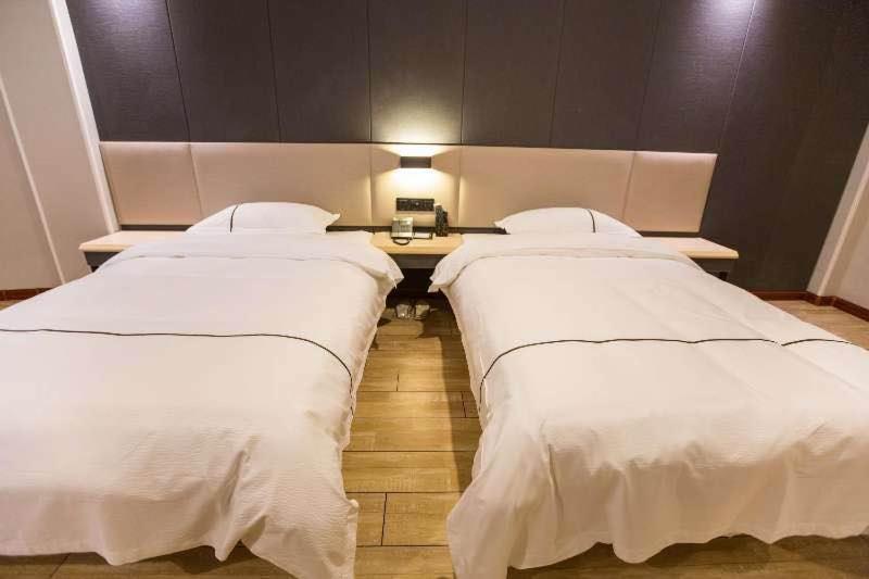 Thank Inn Plus Hotel Hebei Tangshan Road South District Train Station photo 1