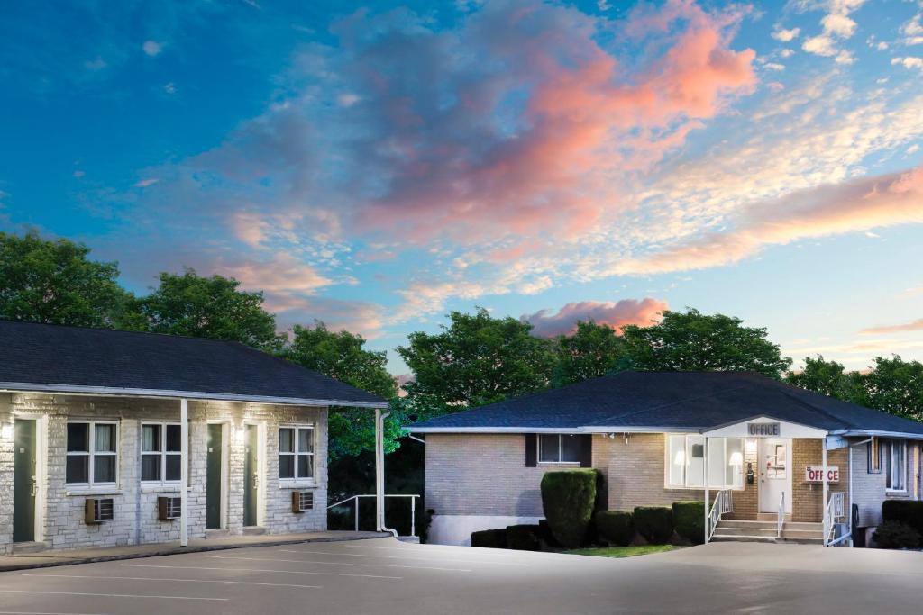 Knights Inn Pine Grove image