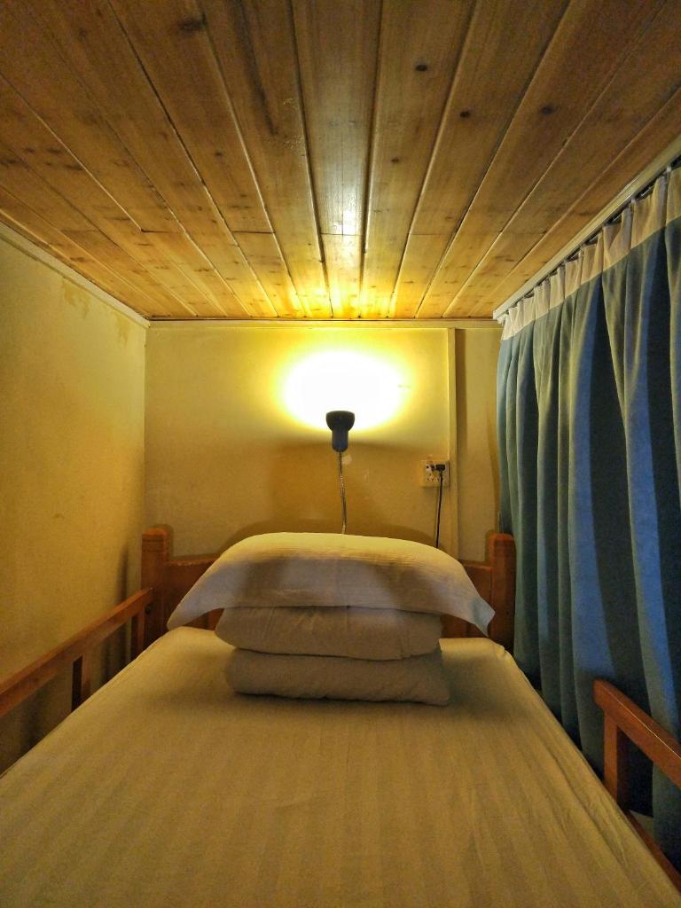 Номер (Кровать в общем 6-местном номере для мужчин и женщин), Yangshuo Xingping This Old Place International Youth Hostel