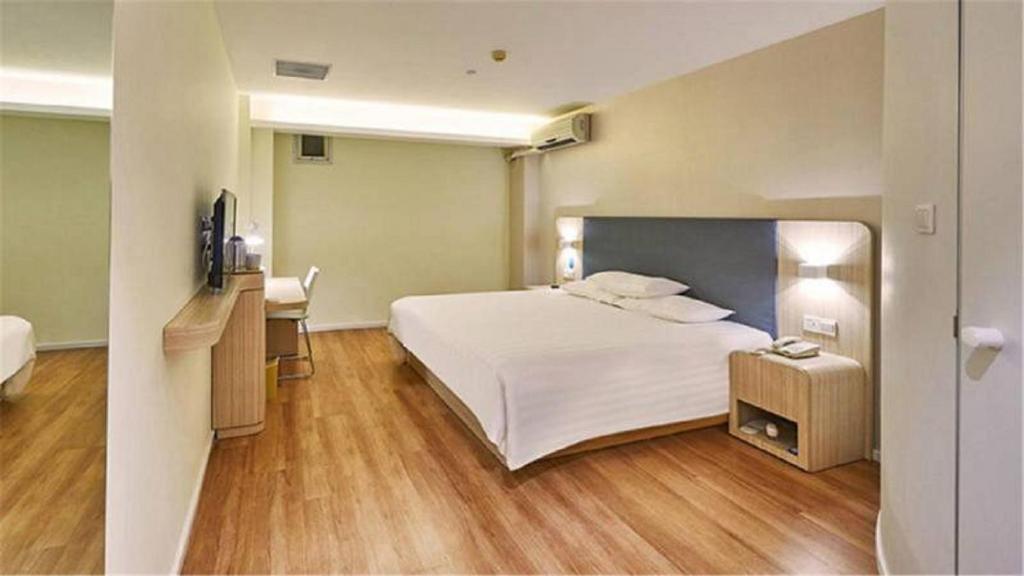 Двухместный (Улучшенный двухместный номер с 1 кроватью), Hanting Express Changsha Renmin Middle Road