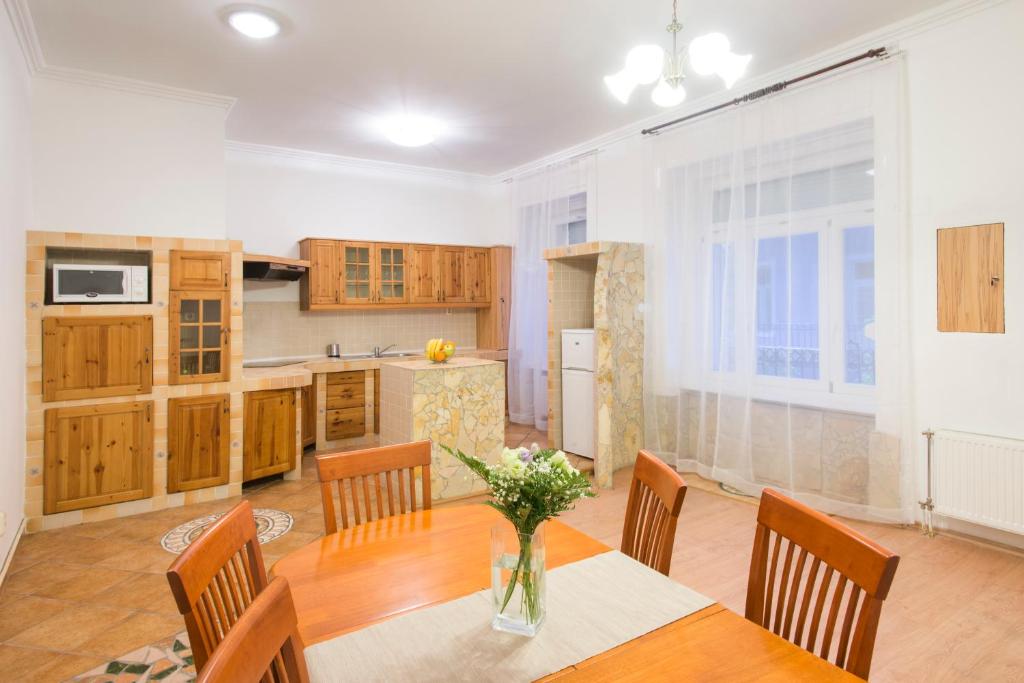 Апартаменты (Улучшенные просторные апартаменты с 2 спальнями), Baross City Hotel - Budapest