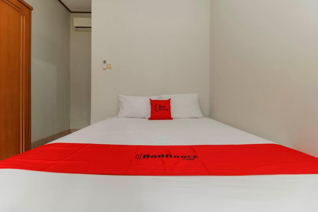 Двухместный (Двухместный номер RedDoorz с 1 кроватью), Reddoorz Plus @ Karet Pedurenan 3