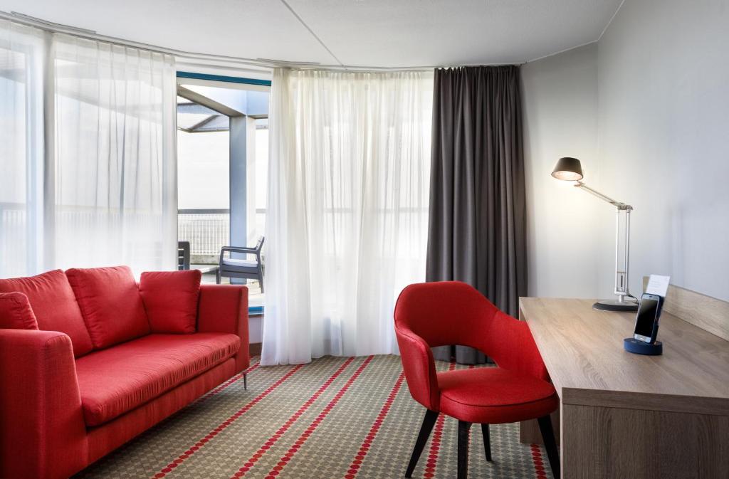 Сьюит (Улучшенный люкс с кроватью размера «king-size»), Dorint Airport-Hotel Amsterdam