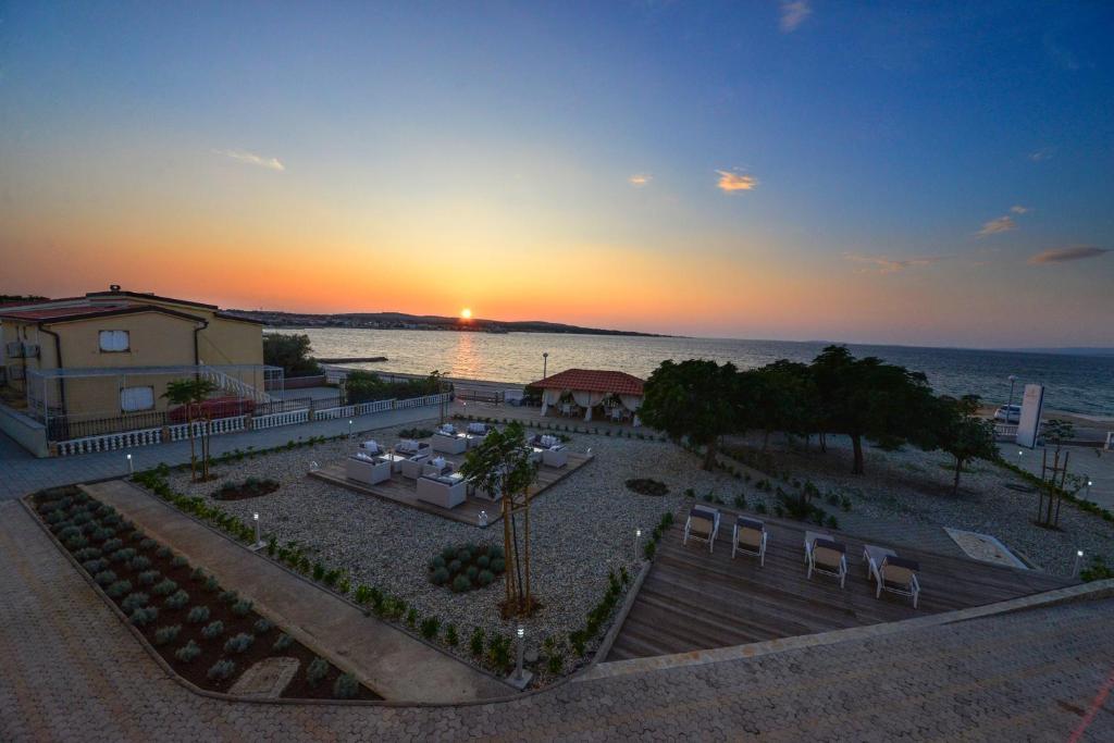 Sunset Deluxe Apartments photo 2