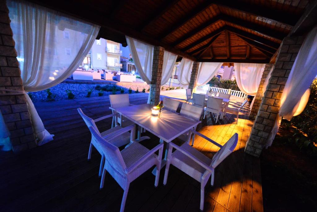 Sunset Deluxe Apartments photo 4