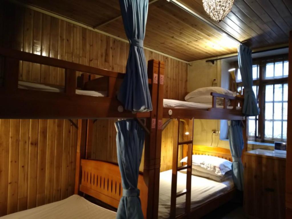 Номер (Кровать в общем 6-местном номере для мужчин и женщин), Yangshuo Xingping This Old Place International Youth Hostel