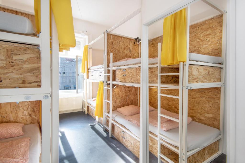 Четырехместный (Номер с 8 кроватями и отдельной ванной комнатой), Avenue Hostel
