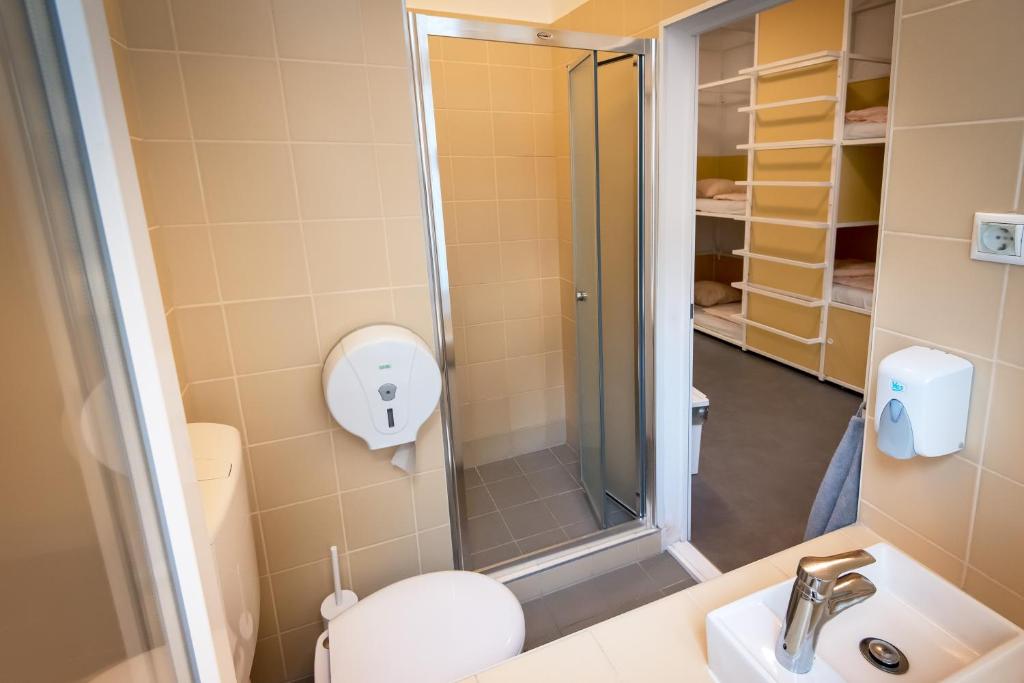 Четырехместный (Номер с 6 кроватями и отдельной ванной комнатой), Avenue Hostel