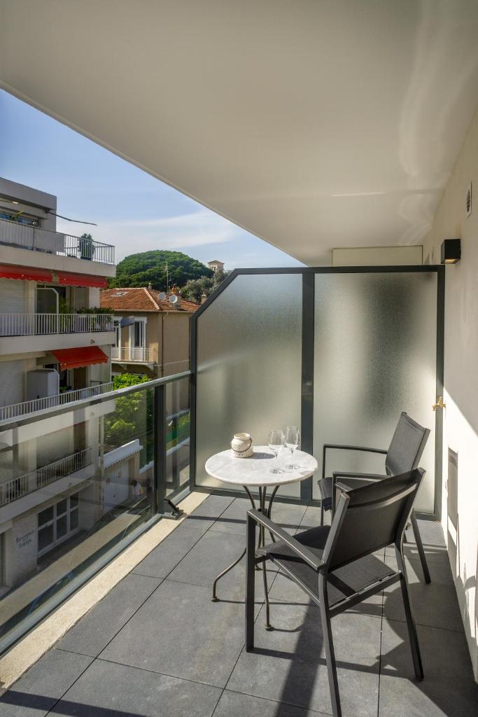 Modern 1 Bed apartment in prestigous area of Cannes a short walk to the Croisette and the Palais 1903 photo 3
