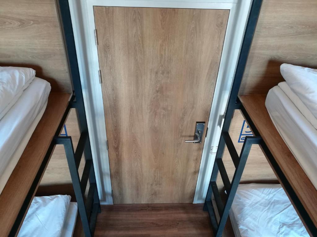 Номер (Кровать в общем 4-местном номере для мужчин и женщин), Natee Hostel