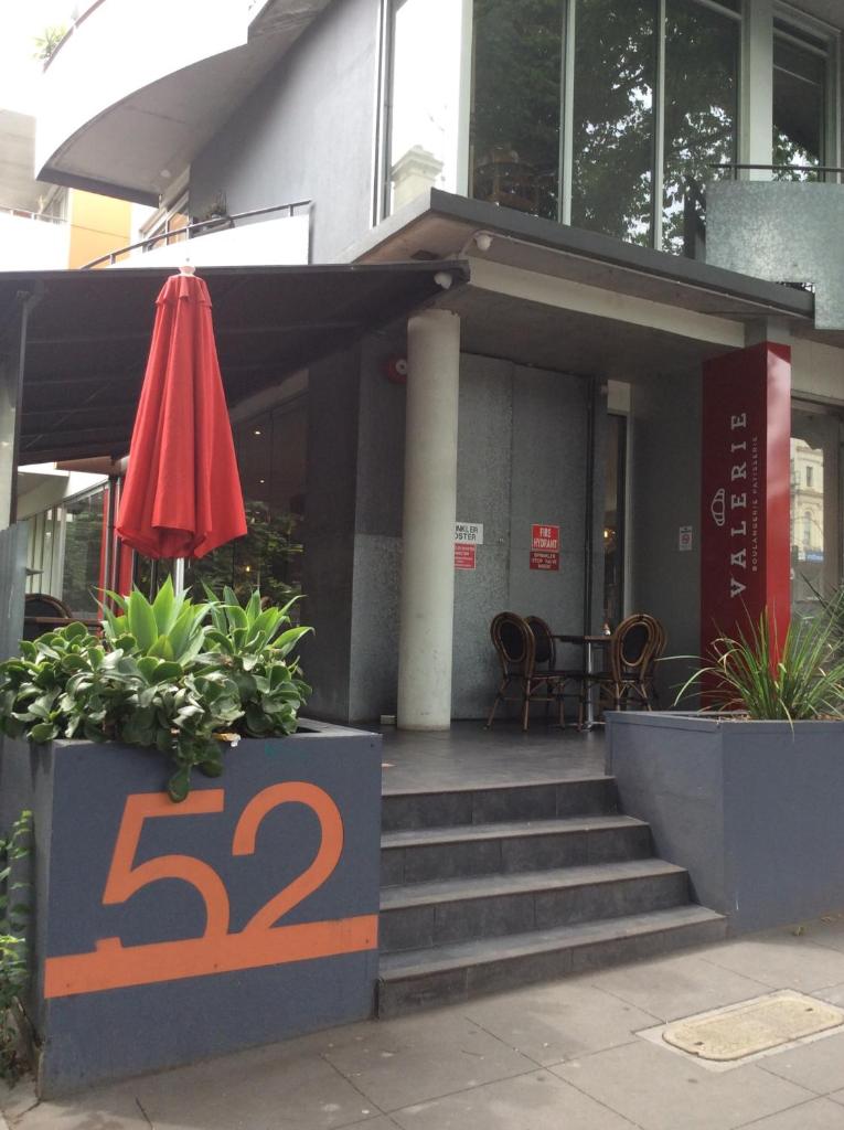 Chic Fitzroy Street Apartment photo 4