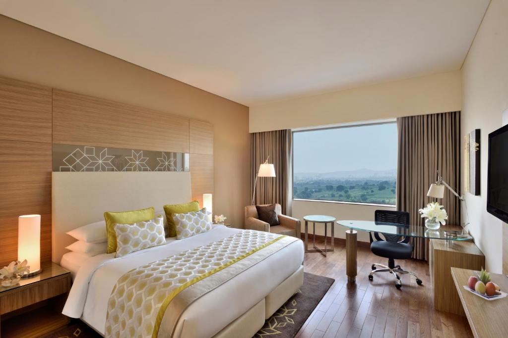 Двухместный (Same Day Use Room for 6 hours (anytime between 10:30AM-5:30PM for same day check in and check out)), Radisson Gurugram Udyog Vihar