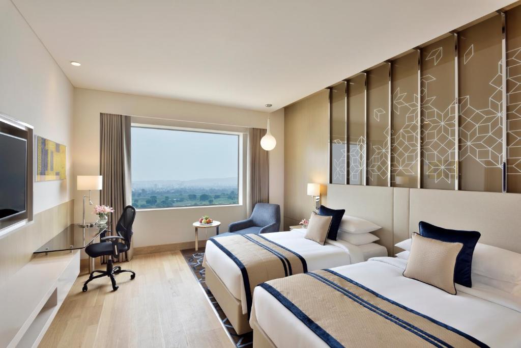 Двухместный (Superior Double or Twin Room with flat 30% discount on total bill @ Café NH8;Happy Hours (1+1) on IMFL beverages at The Brew Bar; Lunch Buffet (1+1) at Café NH8), Radisson Gurugram Udyog Vihar