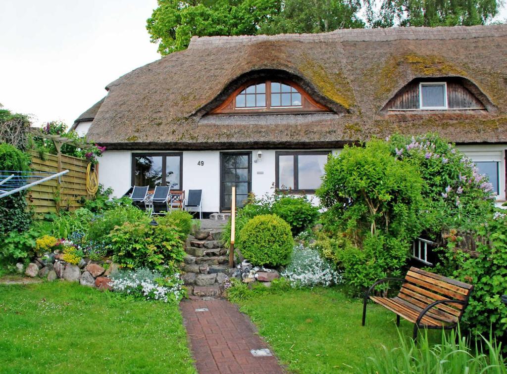 Ferienhaus mit Reetdach und Seebli photo 3