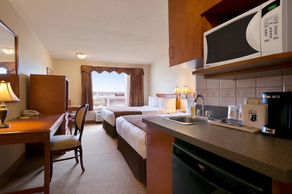 Super 8 by Wyndham Fort Nelson BC photo 2