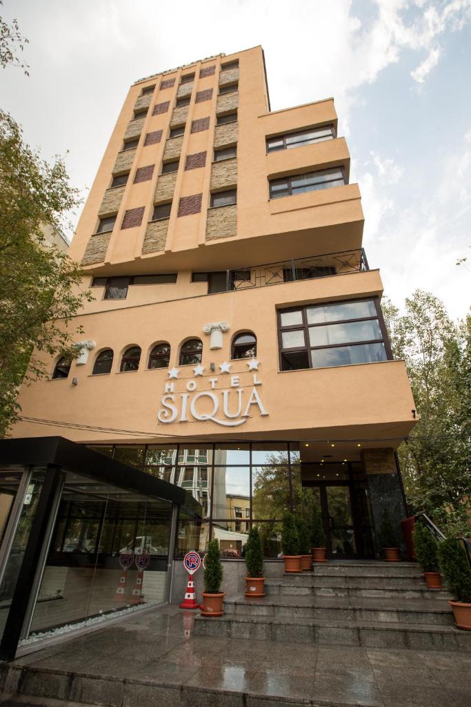 Casa Siqua - Tap to explore photos