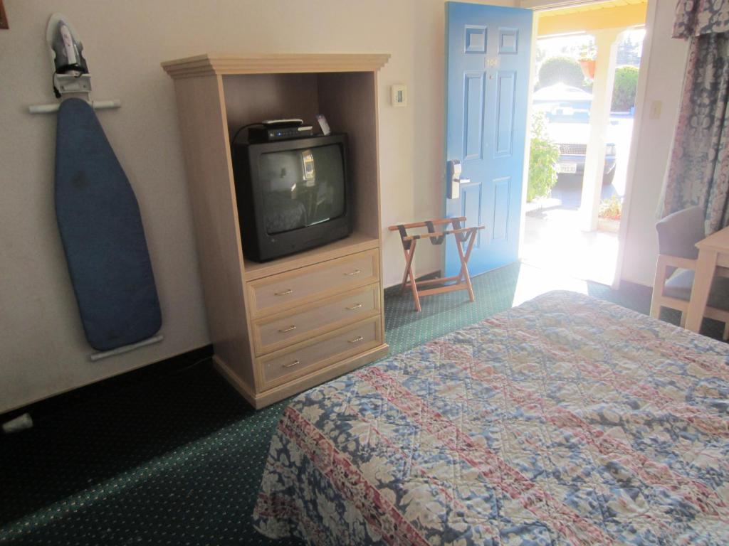 Rodeway Inn Monterey Near Fairgrounds Room Type - King Room - Non Smoking