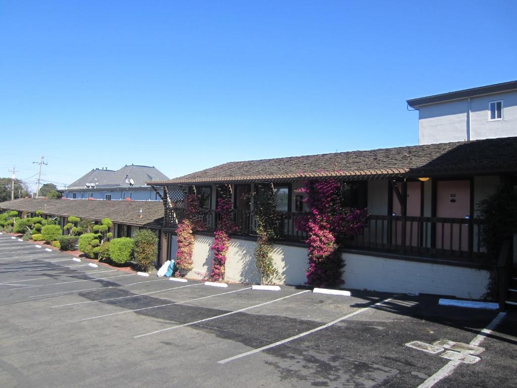 Monterey Fairgrounds Inn image