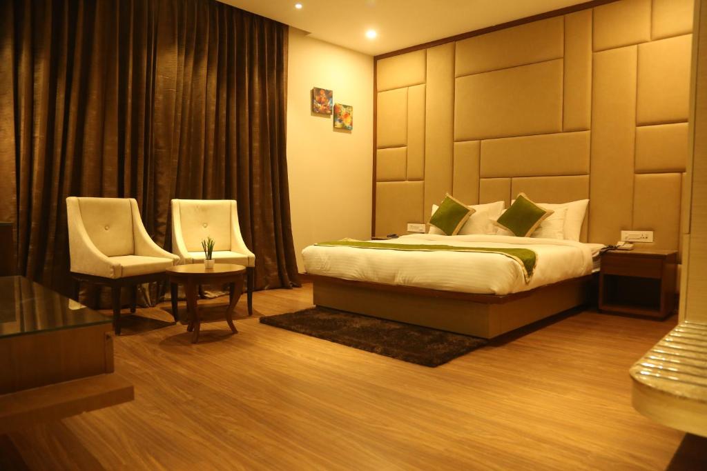 Двухместный (Day Use Room from 9am to 6pm only with railway station transfers), Maple Grand