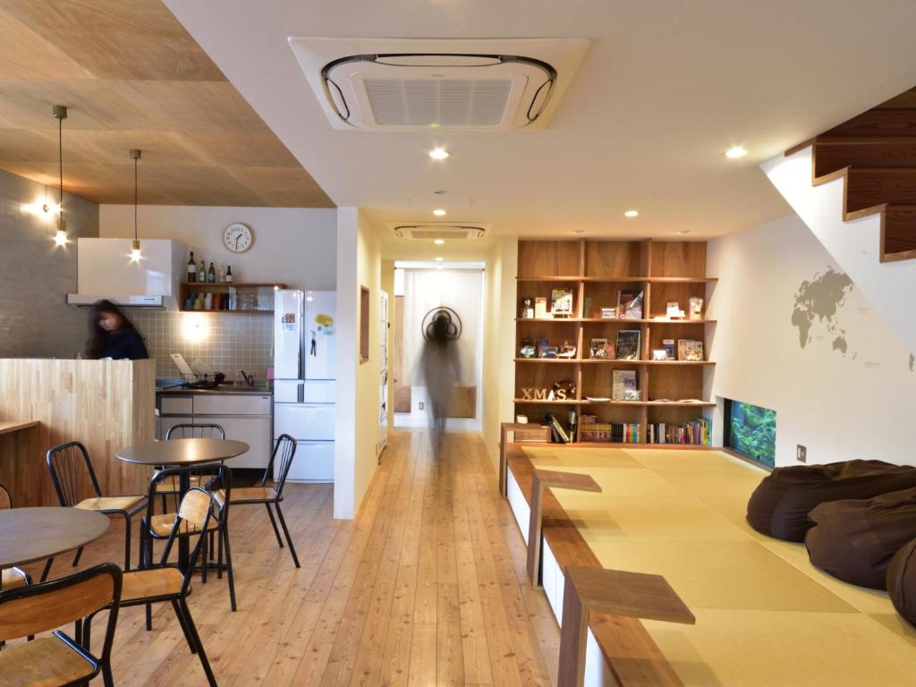 Hostel Mitsuwaya Osaka - Tap to explore photos