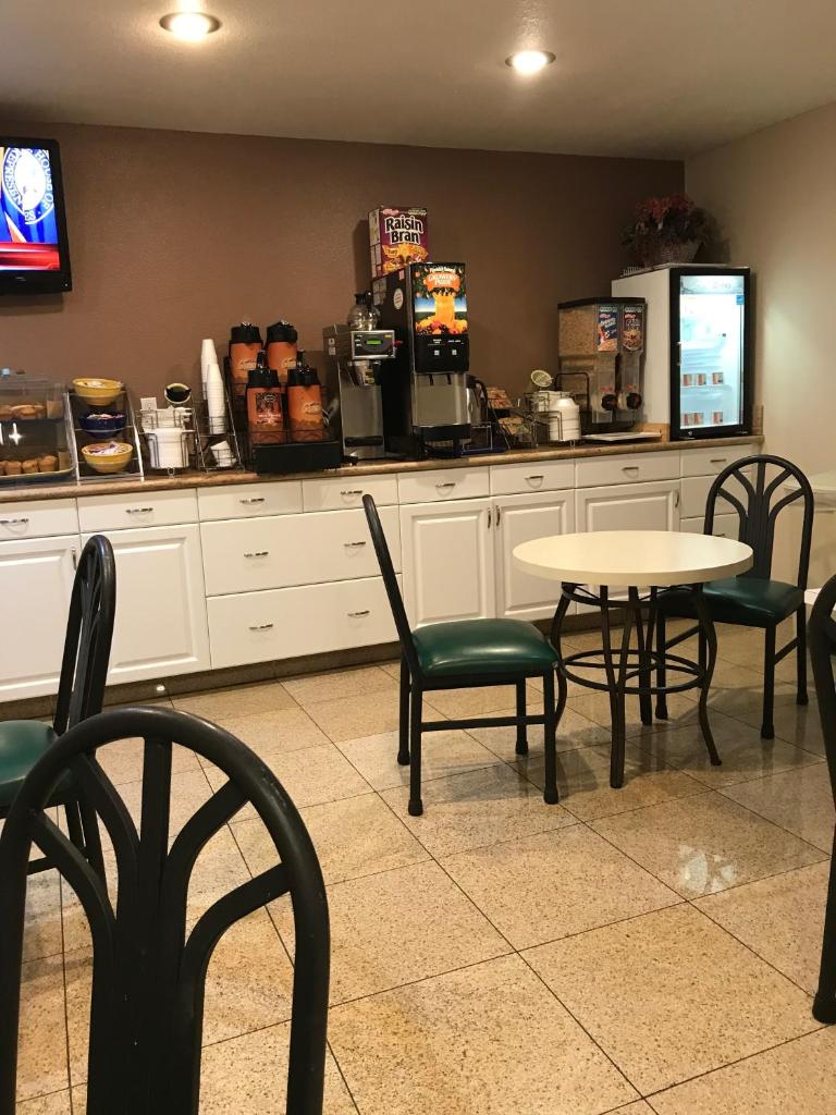 Days Inn by Wyndham Oceanside photo 2
