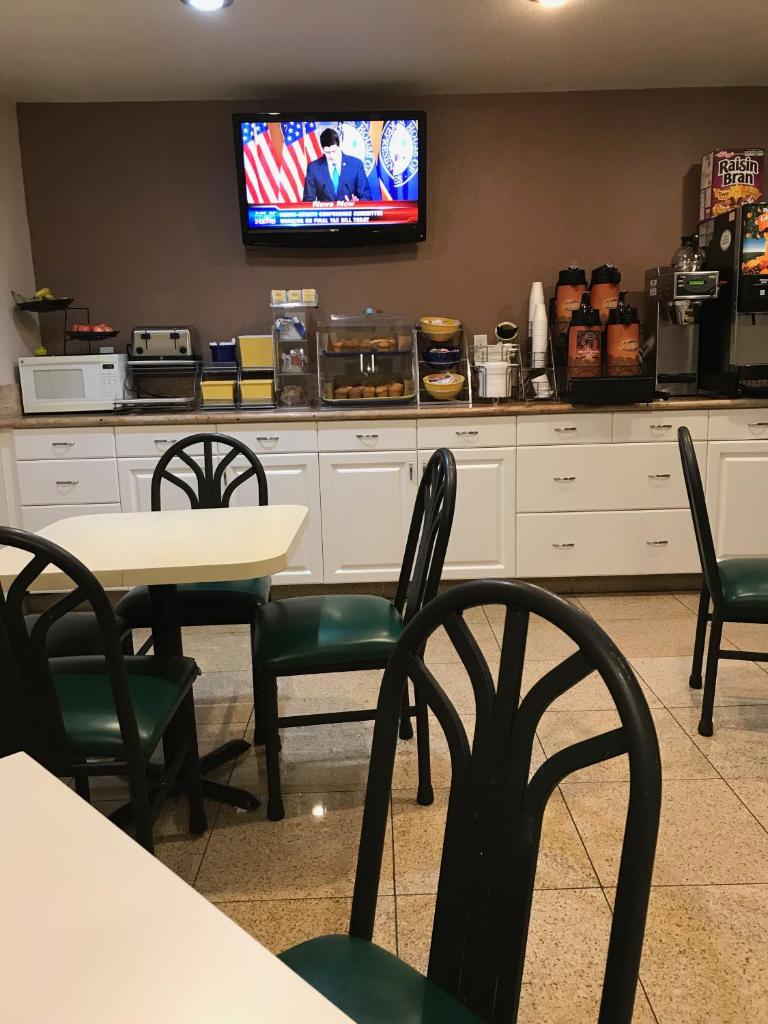 Days Inn by Wyndham Oceanside photo 1