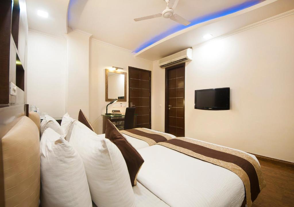 Двухместный (Premium Double Room with Free Upgrade to higher category (Subject to avl), Early check and (2 hrs) and Late Check Out (2 hrs) again subject to avl), Hotel Le Cadre