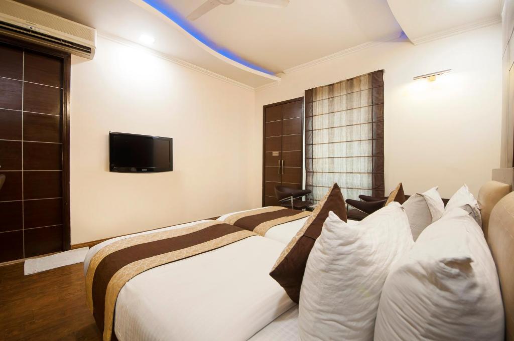 Двухместный (Premium Double Room with Free Upgrade to higher category (Subject to avl), Early check and (2 hrs) and Late Check Out (2 hrs) again subject to avl), Hotel Le Cadre