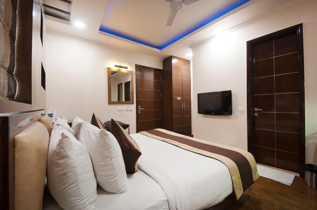 Двухместный (Executive Double or Twin Room with Free Upgrade to higher category (Subject to avl), Early check and (2 hrs) and Late Check Out (2 hrs) again subject to avl), Hotel Le Cadre