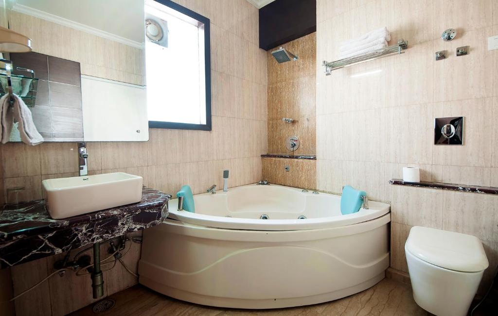 Двухместный (Jacuzzi Room with Early check and (2 hrs) and Late Check Out (2 hrs) subject to avl), Hotel Le Cadre