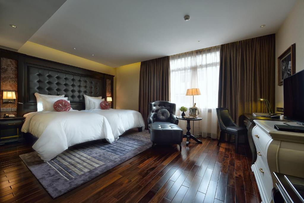 Khách sạn Paradise Suites 