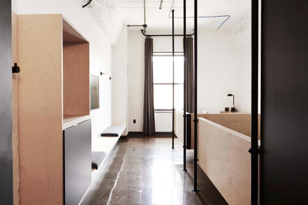Двухместный (Double/Queen Loft -Hearing Accessible), The Robey