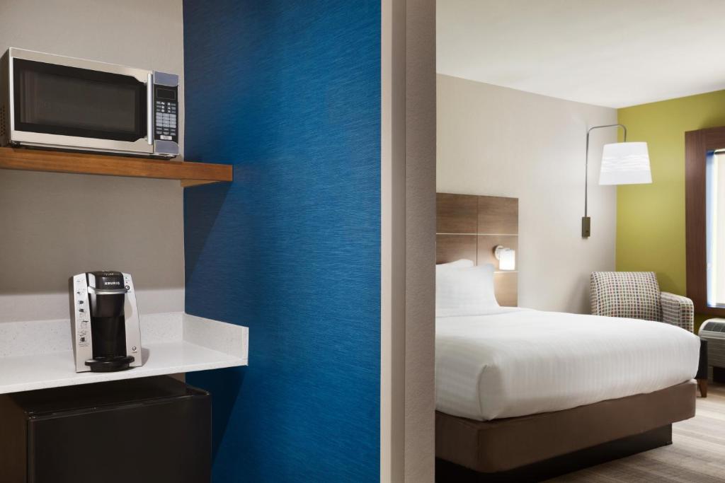Holiday Inn Express & Suites - McAllen - Medical Center Area, an IHG Hotel photo 3