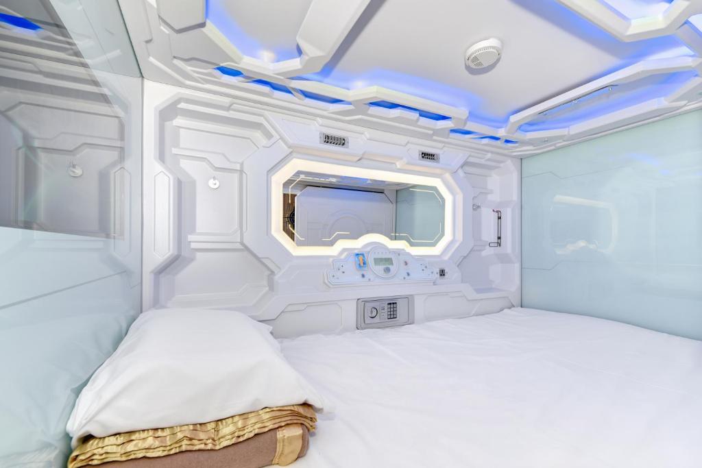 Space Q Capsule Hotel photo 3