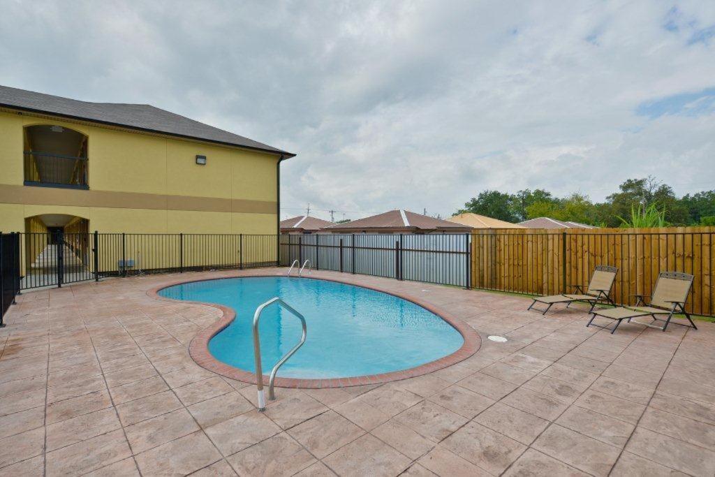Americas Best Value Inn & Suites Lake Charles at I-210 Exit 11 image