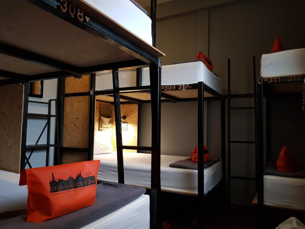 Номер (Кровать в общем 6-местном номере для мужчин и женщин), Bangkok Bed and Bike