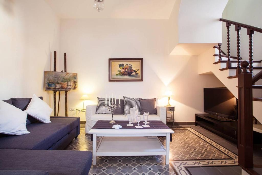 SevilleBnB Group- Angeles House, private terrace with Cathedral Views - Tap to explore photos