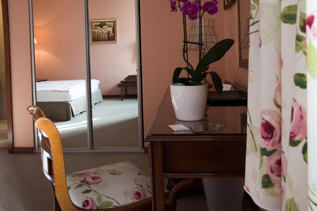 Hostellerie Saint Florent - Tap to explore photos
