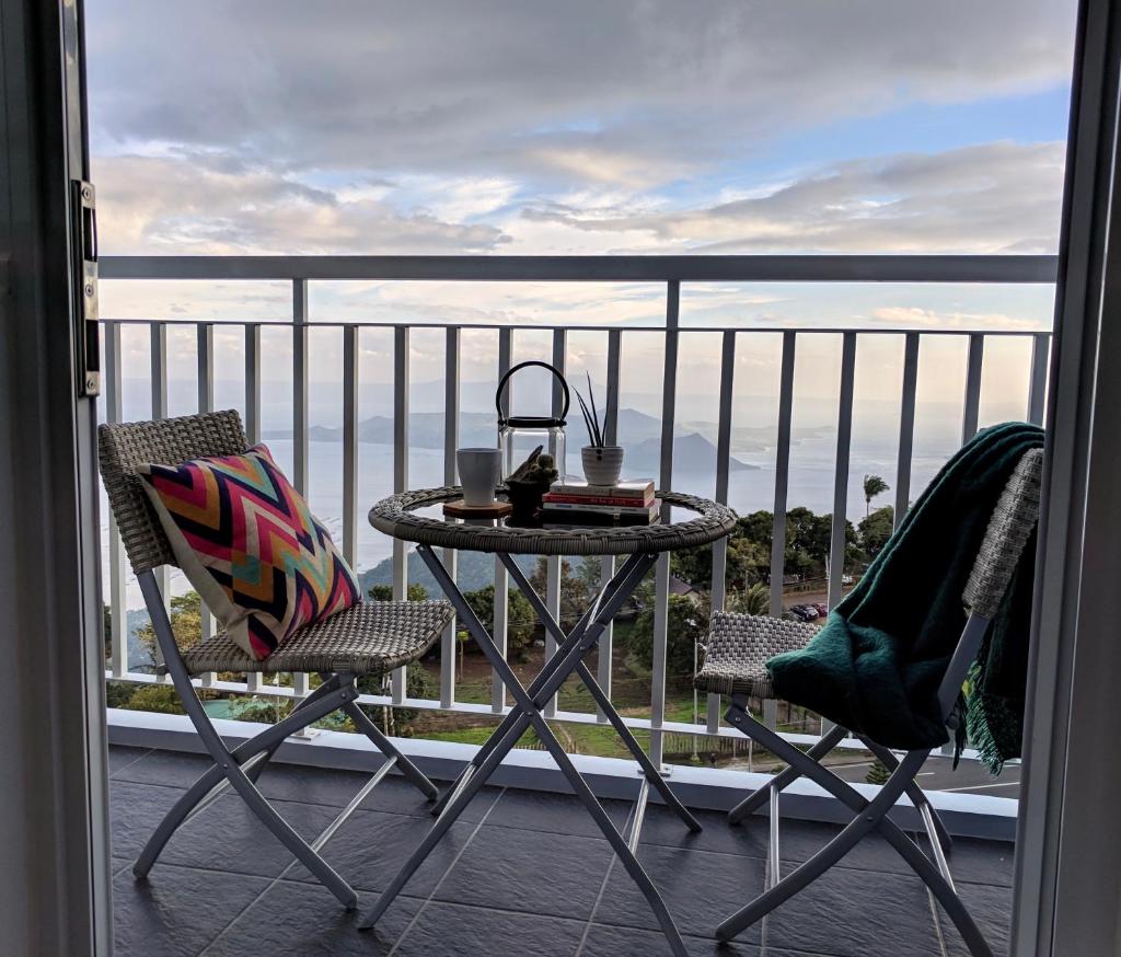 Cozy Family Suite with Stunning View of Taal photo 2
