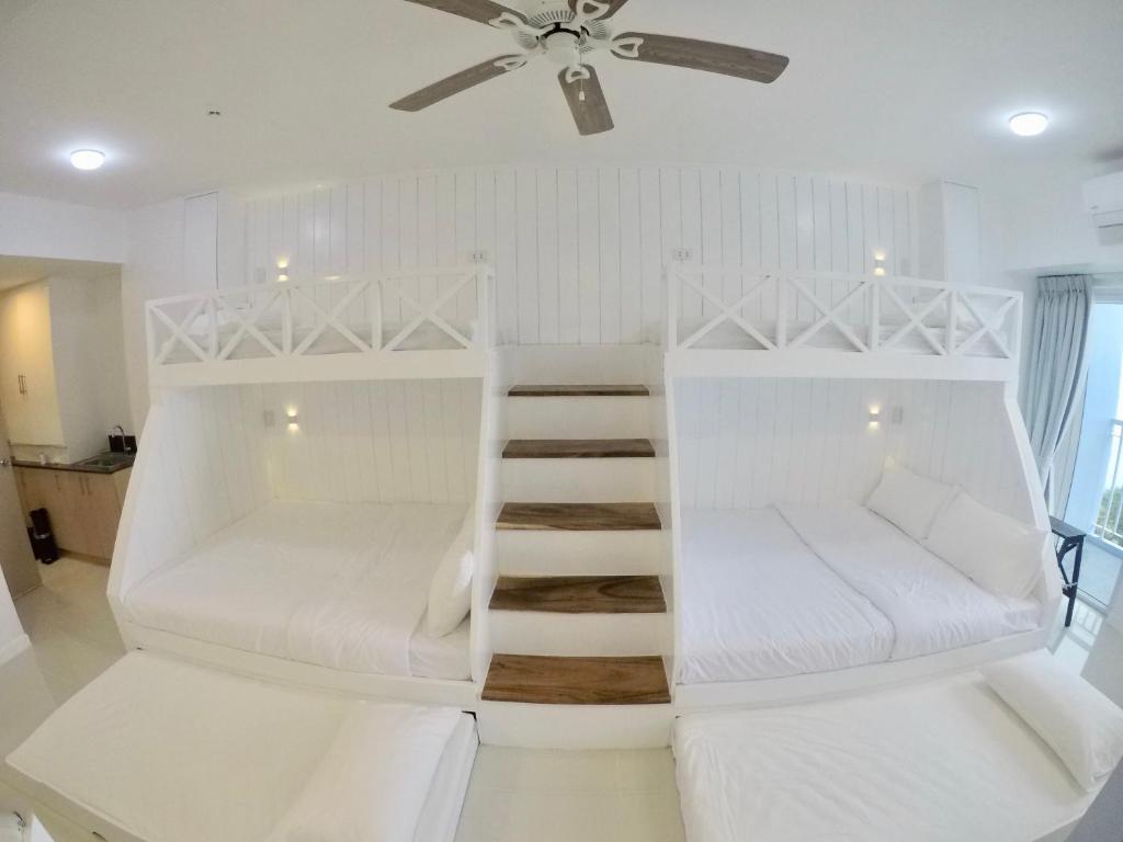Cozy Family Suite with Stunning View of Taal photo 1