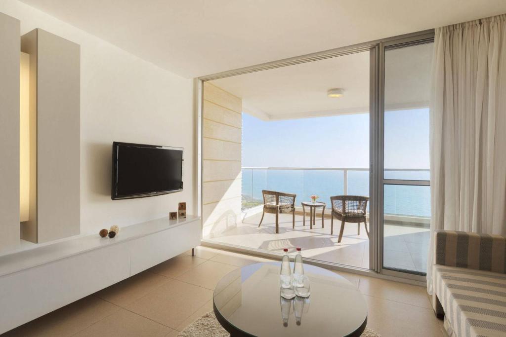 Ramada Hotel & Suites by Wyndham Netanya photo 4