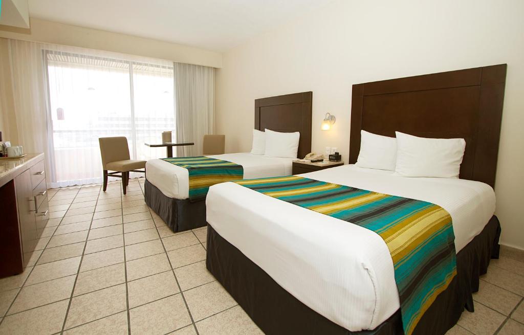 Crown Paradise Club Cancun All Inclusive - Tap to explore photos