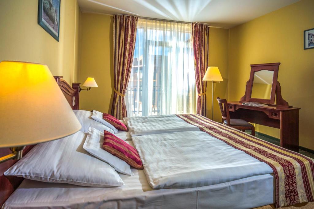 Двухместный (Стандартный двухместный номер с 1 кроватью и балконом), Hotel Kapitany Wellness