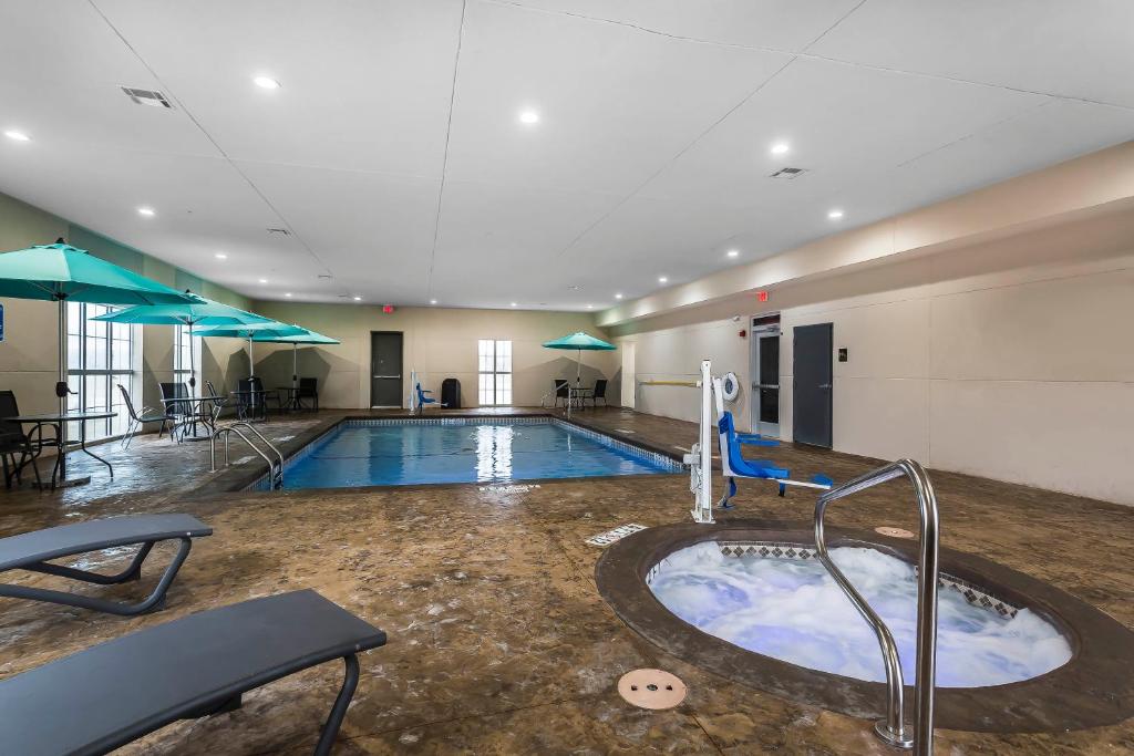 Comfort Suites - University photo 1