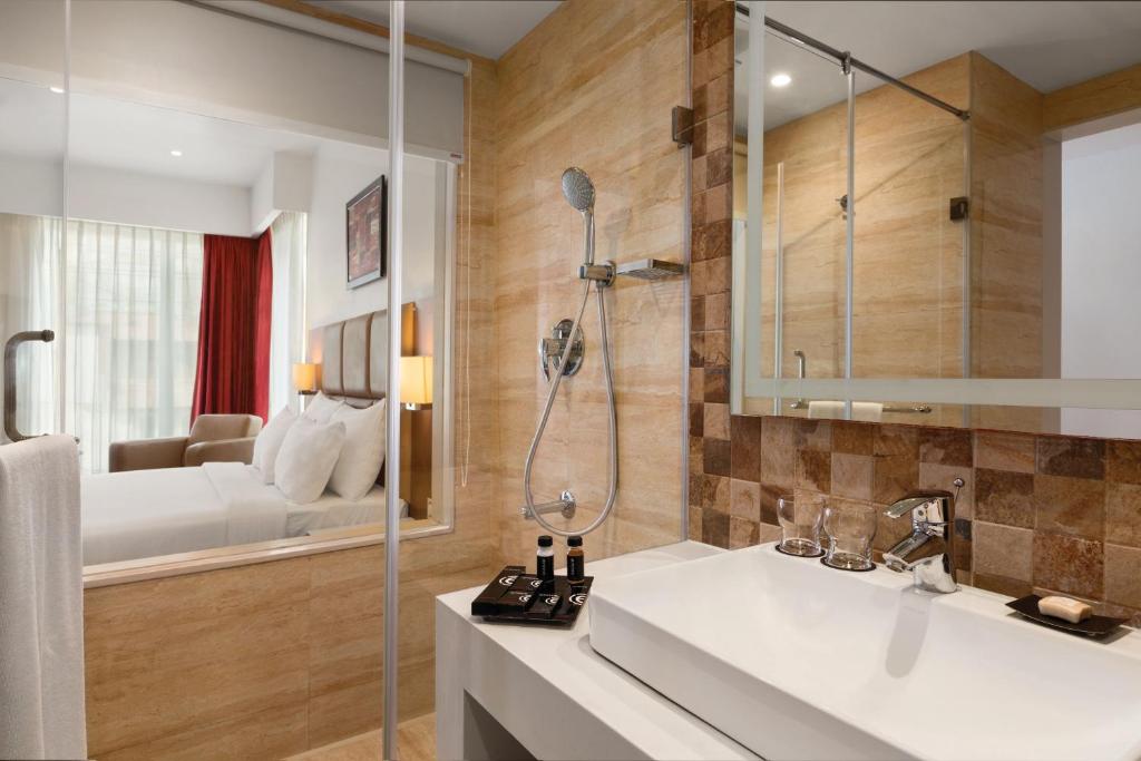 Двухместный (Номер Делюкс с кроватью размера «queen-size»), Ramada Encore Domlur Bangalore