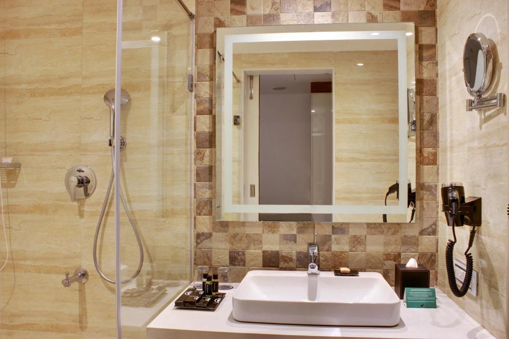 Двухместный (Номер Делюкс с кроватью размера «queen-size»), Ramada Encore Domlur Bangalore