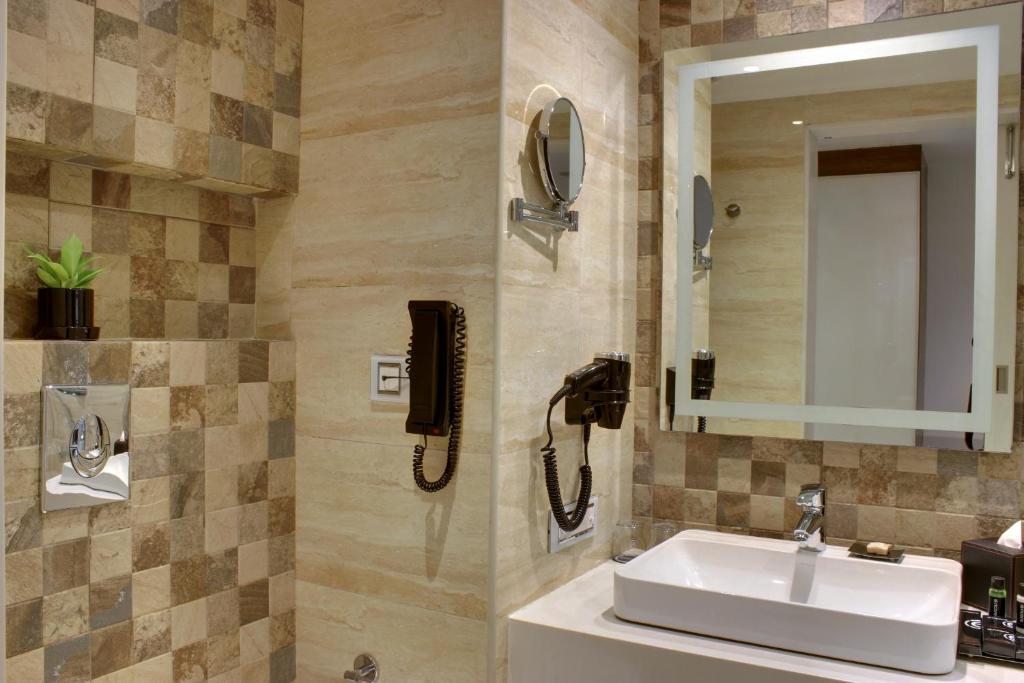Двухместный (Номер Делюкс с кроватью размера «queen-size»), Ramada Encore Domlur Bangalore
